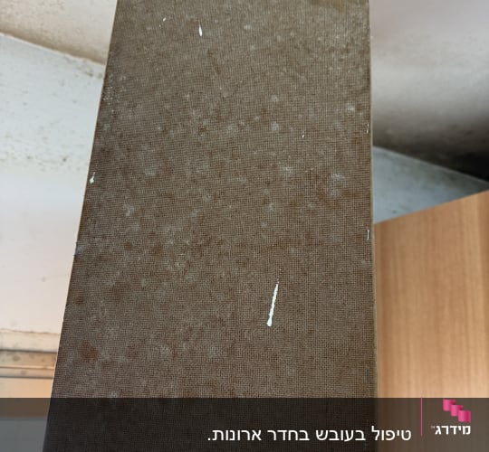 חלק עליון של דלת עם סימני איטום